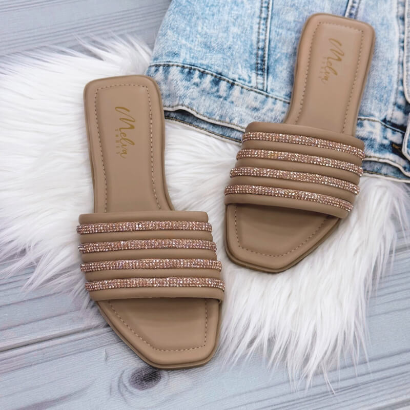 Sandalias Bajas Color Kaki con Faja de Tiras Combinadas – Brillo Sutil y Estilo Natural