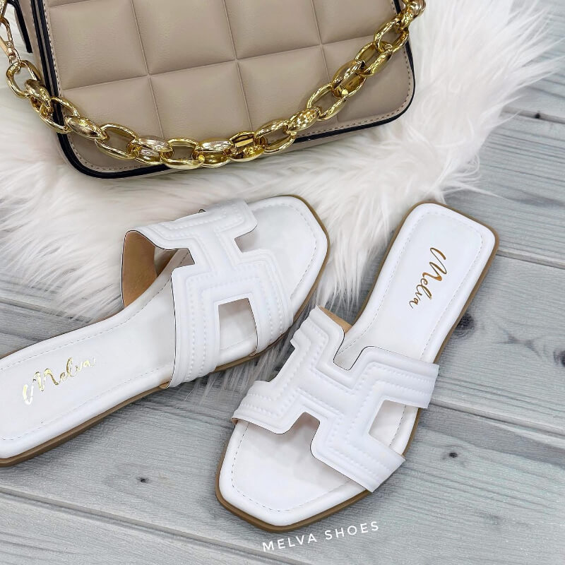 Sandalias Bajas Blancas con Faja de Líneas – Estilo Limpio y Moderno
