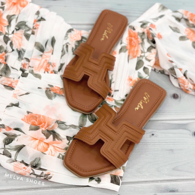 Sandalias Bajas Color Café con Faja de Líneas – Estilo Natural y Moderno