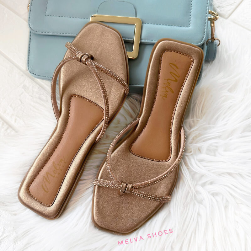 Sandalias Bajas Doradas con Tiras Finas Cruzadas Brillosas – Glamour en Cada Paso
