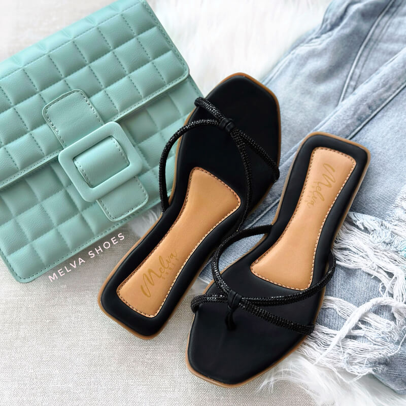 Sandalias Bajas Negras con Tiras Finas Cruzadas Brillosas – Glamour Sofisticado