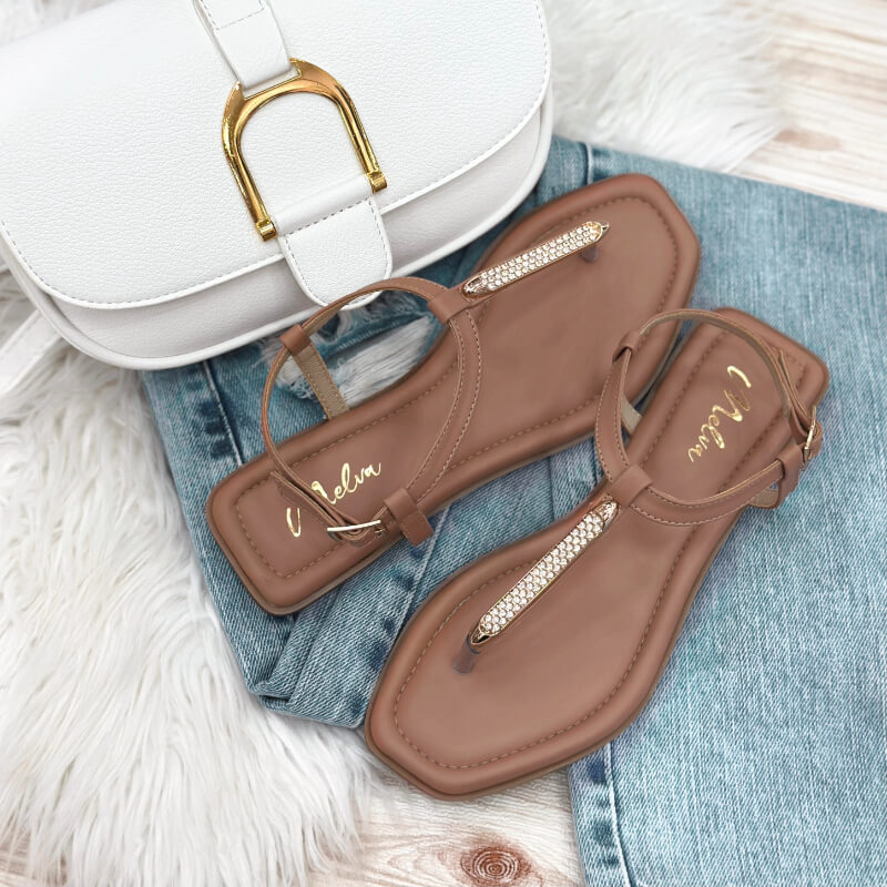 Sandalias Bajas Color Camel con Tira entre Dedos y Aplique Dorado – Estilo Natural y Elegante