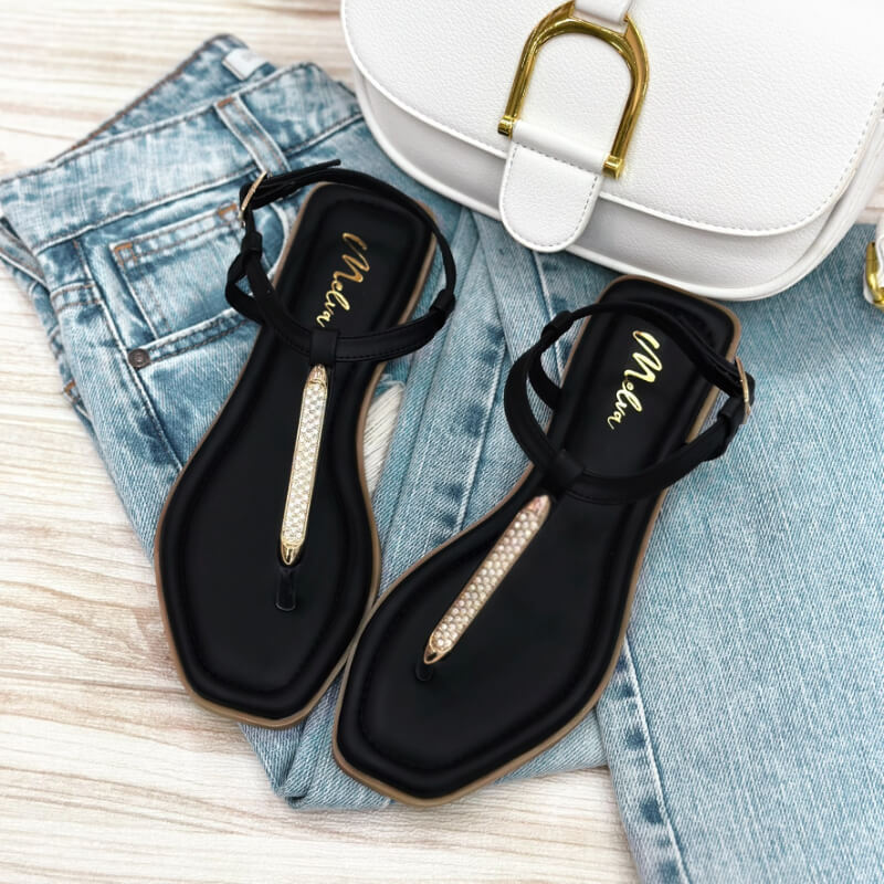 Sandalias Bajas Negras con Tira entre Dedos y Aplique Dorado – Elegancia
