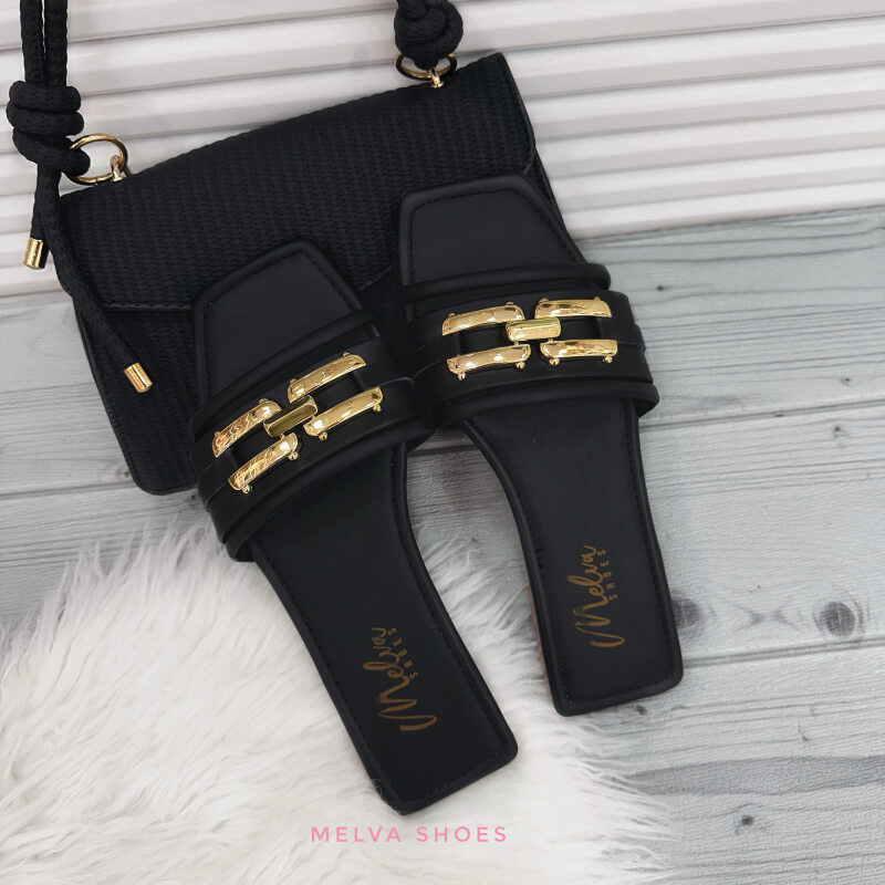 Sandalias Bajas Negras con Faja Central, Tiras Finas y Aplique Dorado – Elegancia Moderna