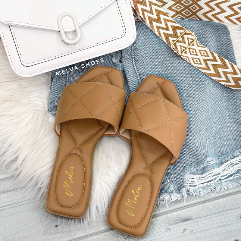 Sandalias Bajas Color Camel con Faja Gruesa Labrada – Estilo Natural y Sofisticado
