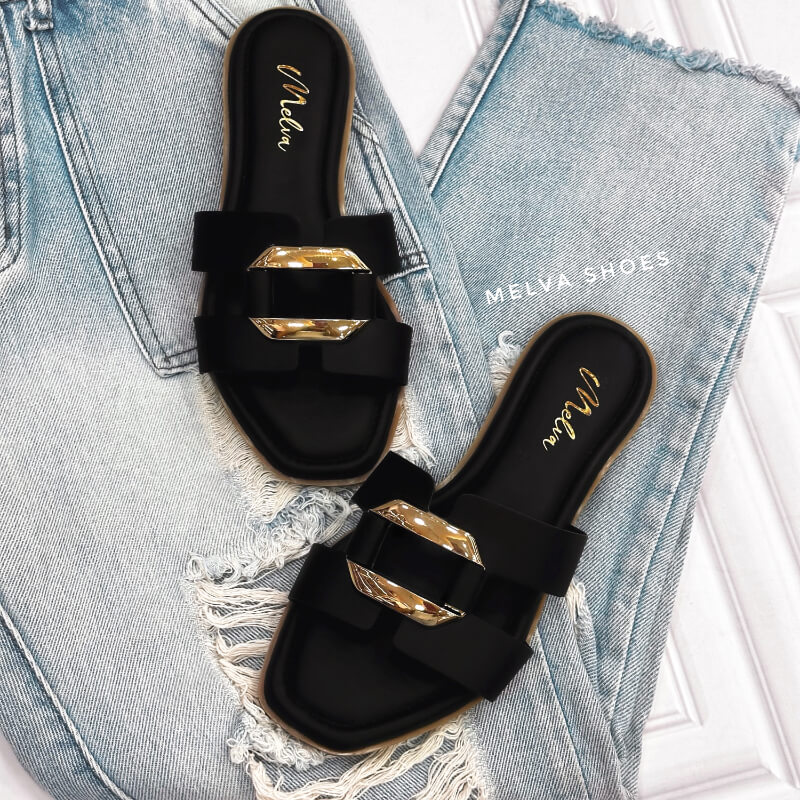 Sandalias Bajas Negras con Faja de Tiras y Aplique Dorado – Elegancia Moderna