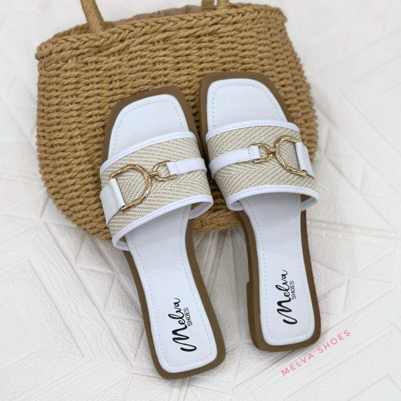Sandalias Bajas Blancas con Faja Cabulla y Aplique Dorado – Elegancia y Detalle