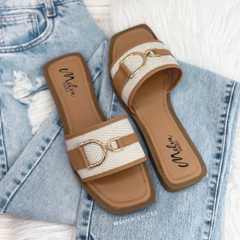 Sandalias Bajas Camel con Faja Cabulla y Aplique Dorado – Estilo Sofisticado