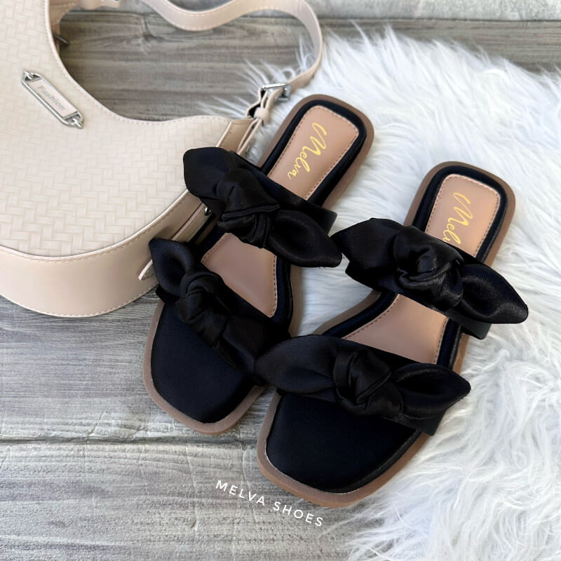 Sandalia Baja Negro Perlado con Doble Faja y Moño – Elegancia y Confort