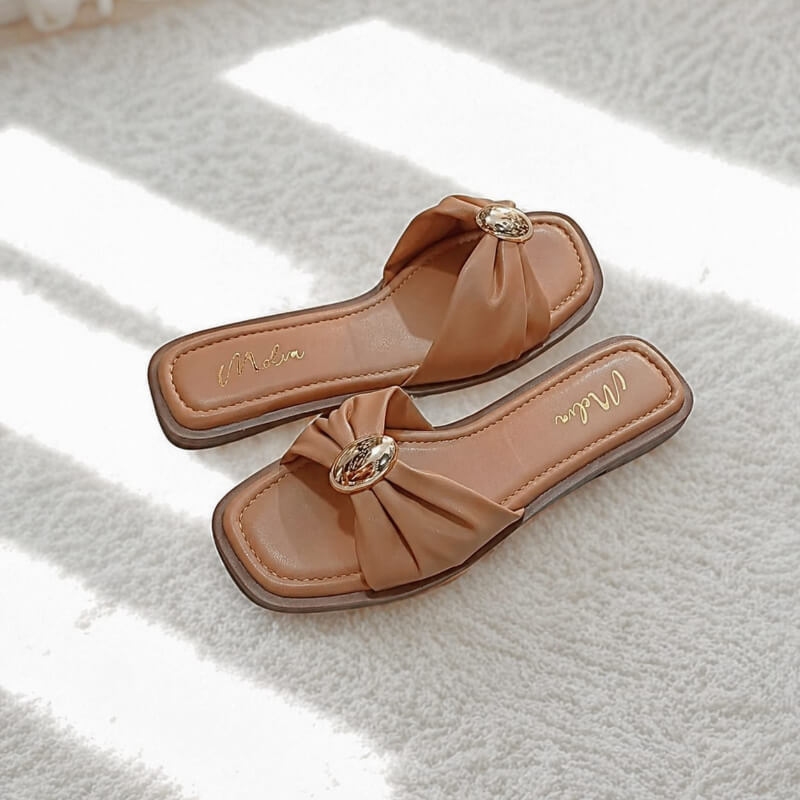 Sandalia Baja Camel con Moño y Aplique Dorado: Elegancia Plana