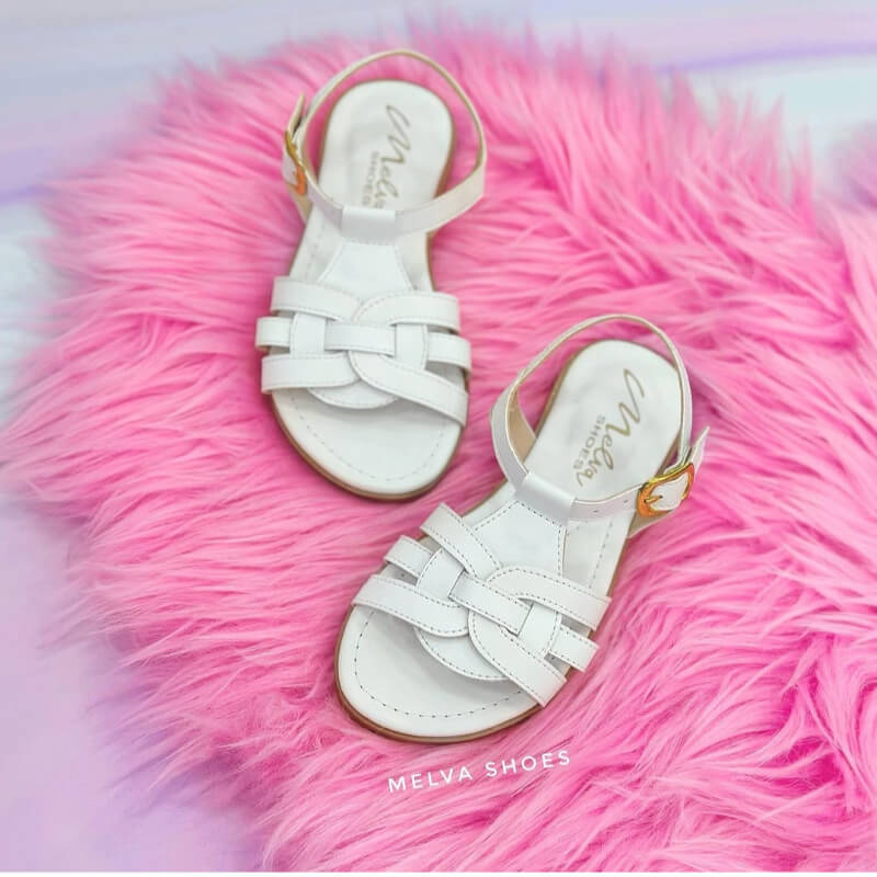Sandalias Blancas de Niña: Elegancia, Broche Seguro y Comodidad. Calzado Infantil Glamuroso y Versátil.