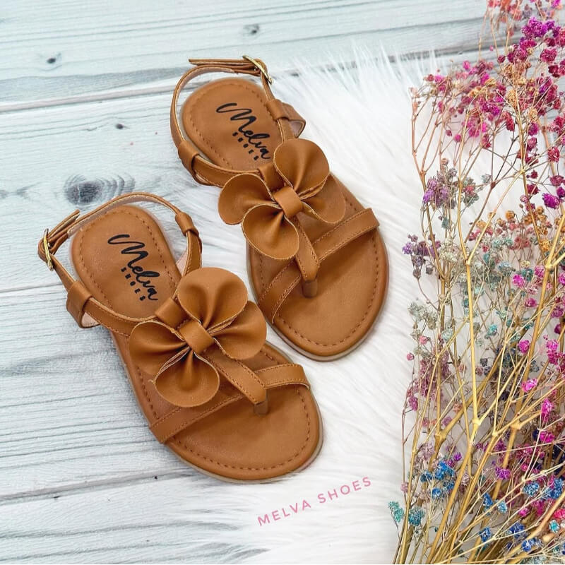 Sandalias Niña Café con Broche y Lazo: Elegancia y Comodidad para Verano
