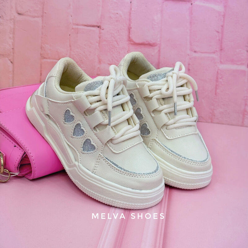 Sneakers Niña Beige con Corazones Plateados Brillantes - Calzado Infantil Cómodo y Elegante