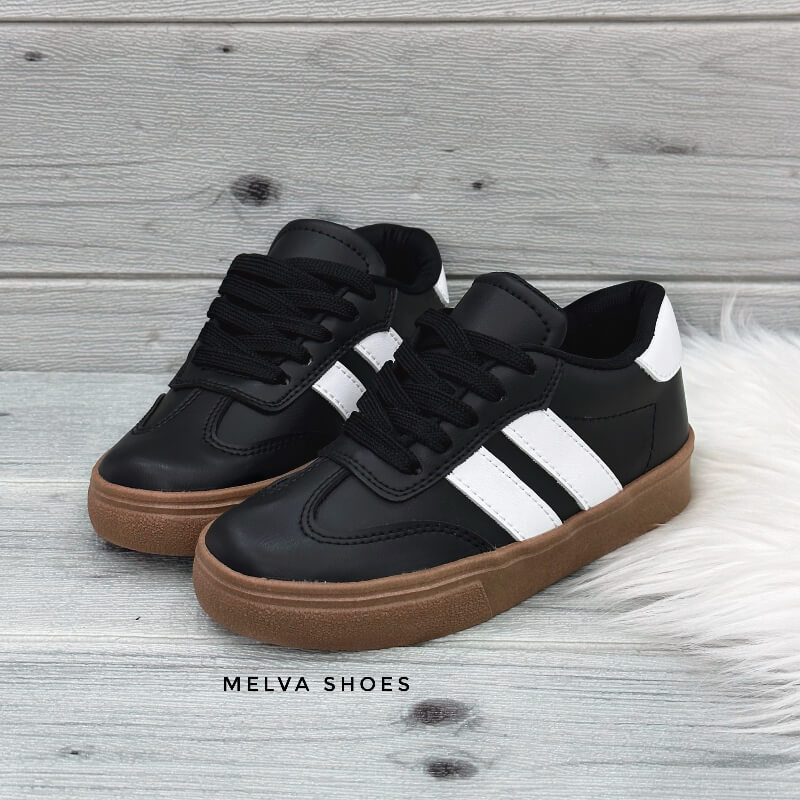 Sneakers Negras para Niño con Rayas Blancas y Suela Café – Estilo y Comodidad